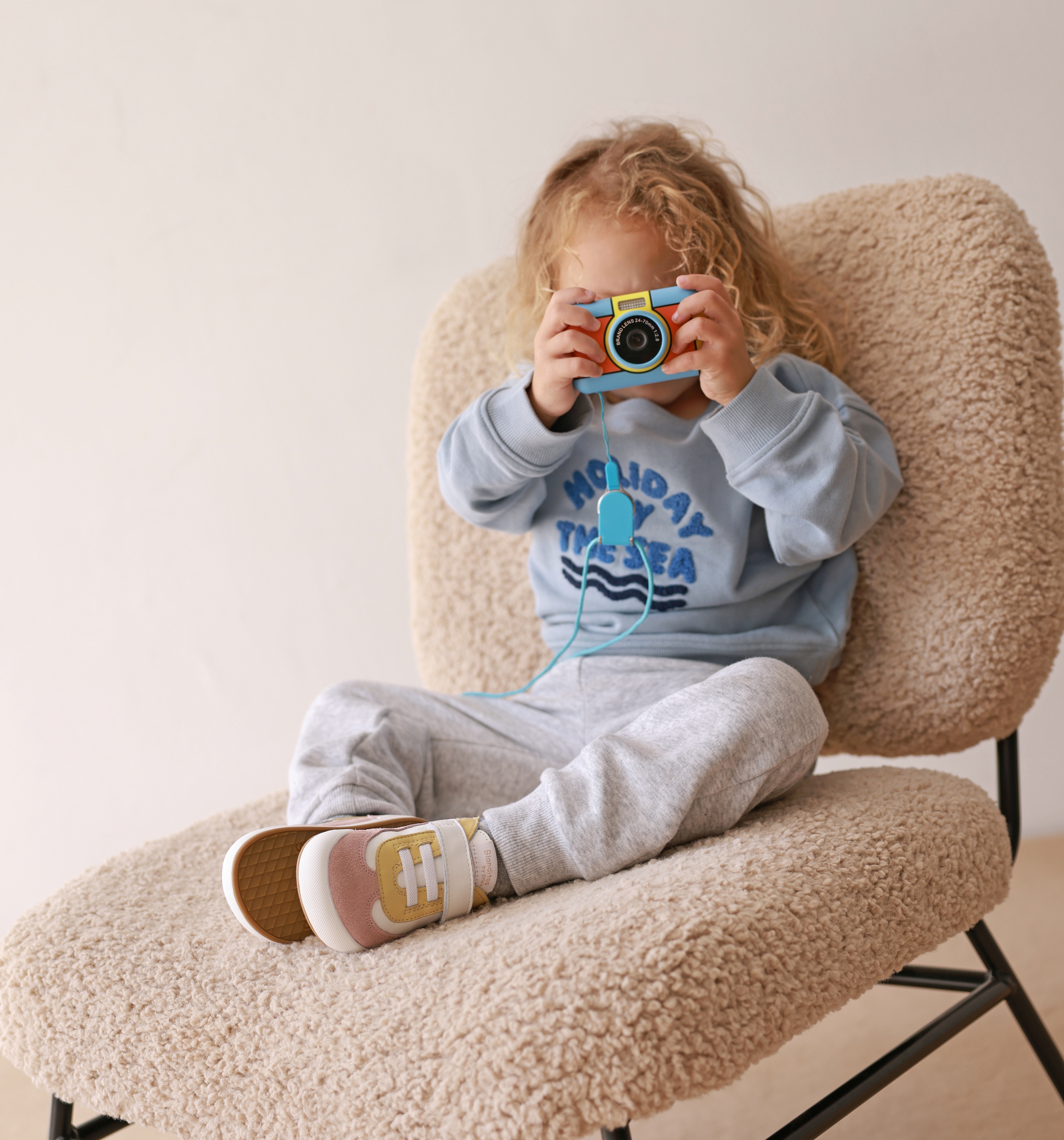 Foto lifestyle de un niño jugando con calzado respetuoso Blanditos by Crio's, mostrando la flexibilidad del pie.