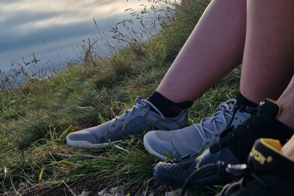 calzado barefoot y conexion natural, minimalista grounding, salud fisica.