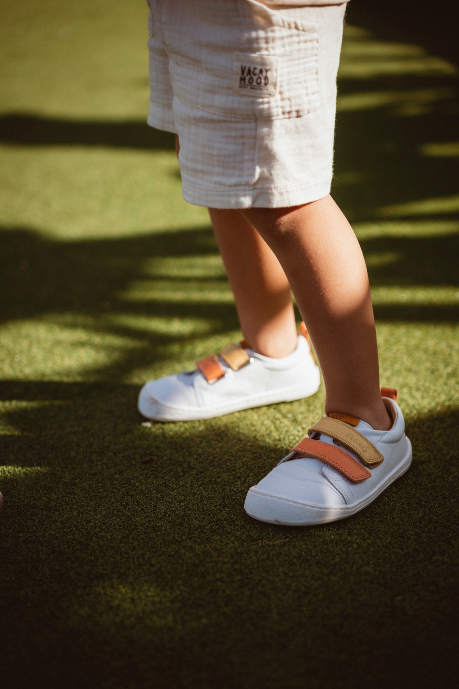 Niño jugando activamente con calzado barefoot de Primal Corner, destacando la libertad de movimiento y el desarrollo natural del pie infantil que ofrecen nuestros zapatos respetuosos.
