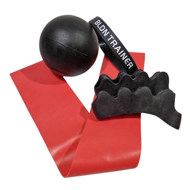 Pack de entrenamiento completo para pies con diversas herramientas (pelotas, bandas elásticas, etc.), mostrando la variedad de opciones para mejorar la salud y la propiocepción de los pies.