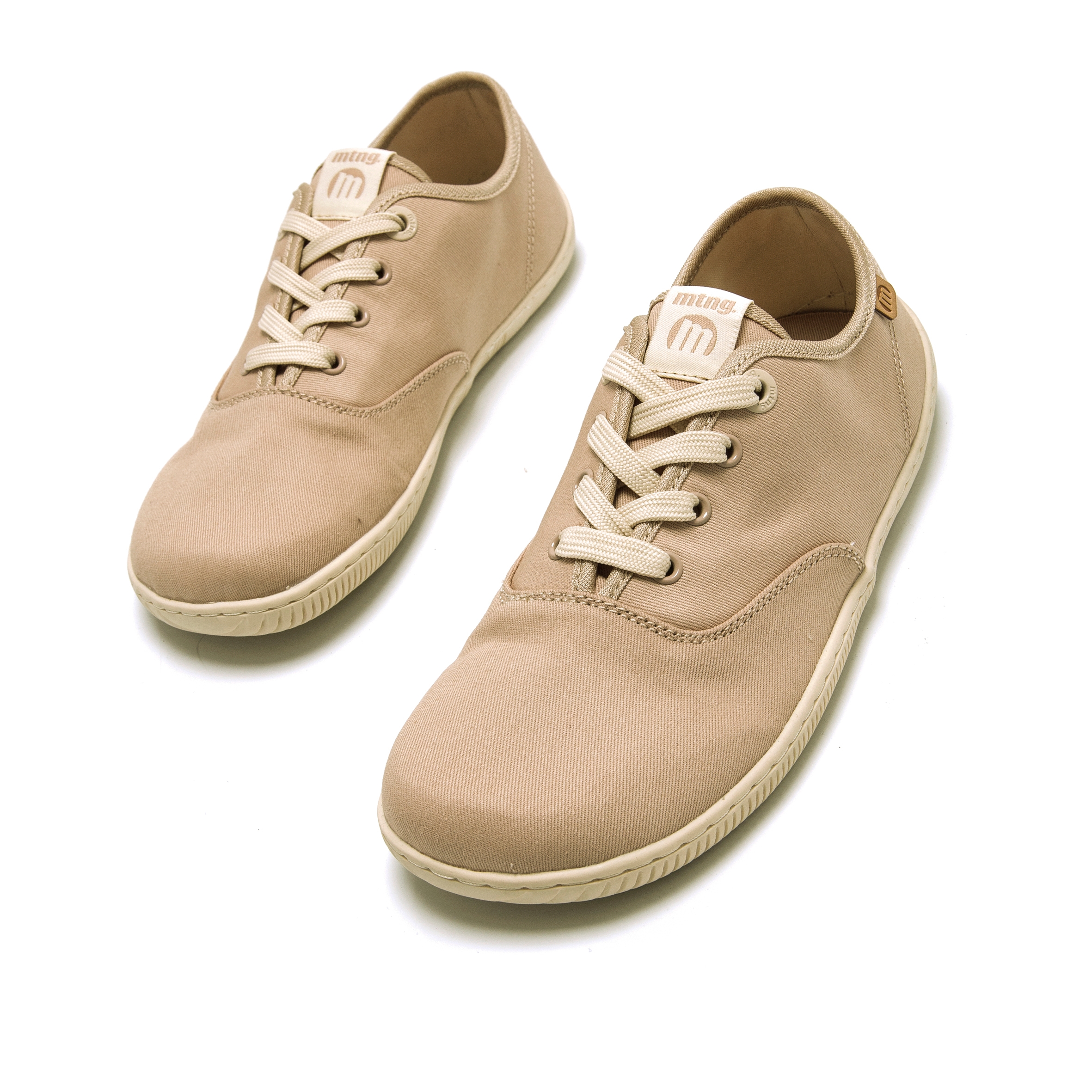 Zapatillas casual barefoot de mujer Mustang Free Aria color arena, vista lateral.